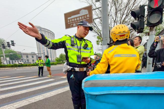 新规将至 仍有骑手为“抢时间”违法