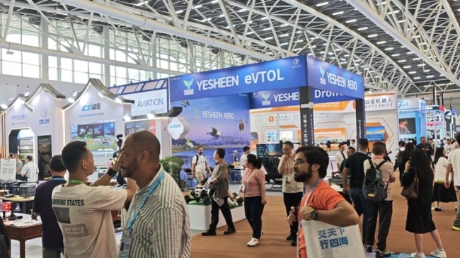 广交会境外客商问价无人机 创新科技吸引全球目光