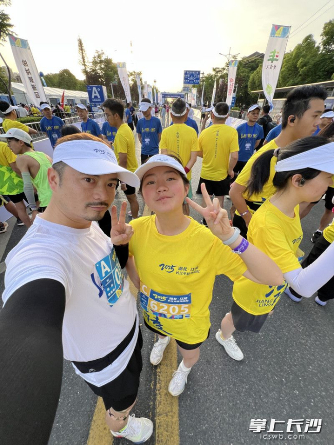 长沙网红父亲“松弛感”育儿 行万里路育自信女