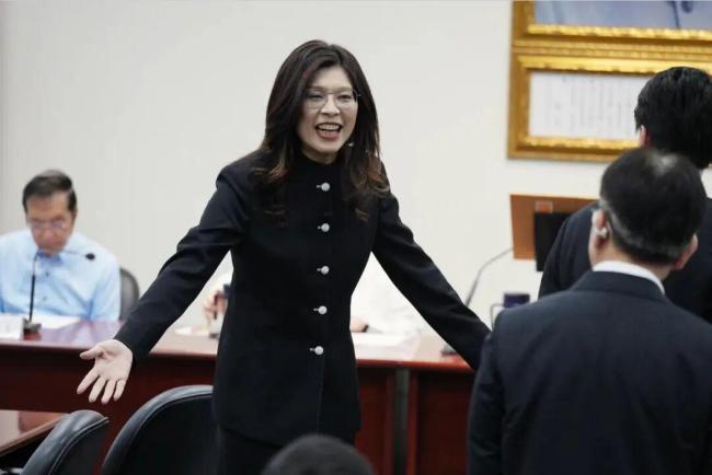 郑丽文返台后穿大陆定制中山装亮相 传递和平愿景