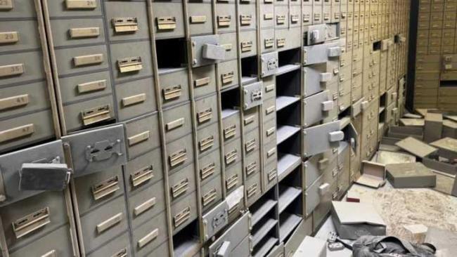 意大利3人抢劫银行挟持25名人质 警方破窗救人