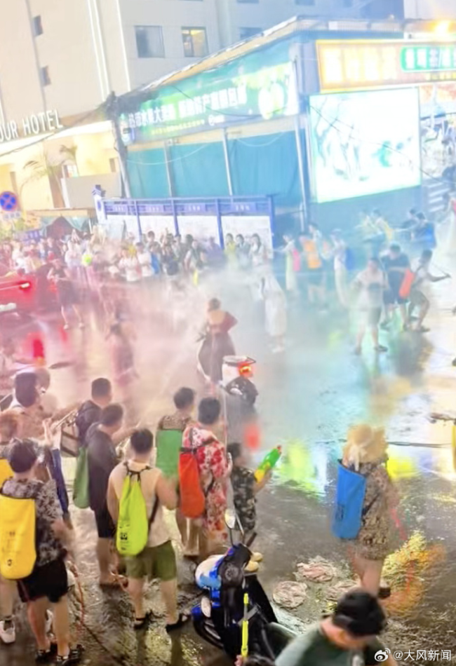 氧化菊陆仙人泼水节被人拿高压水枪喷