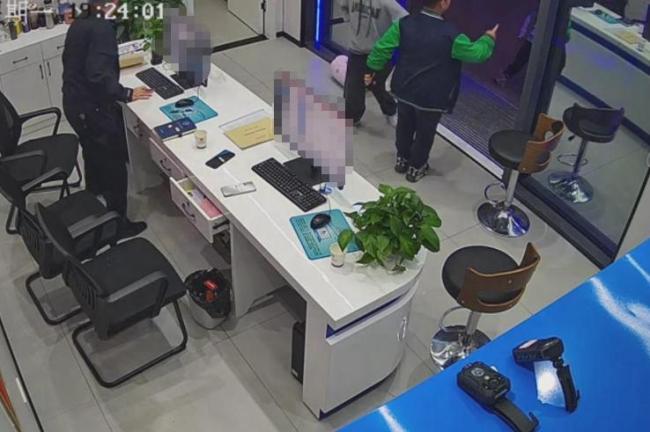 3名小学生捡手机交警务室开心起舞