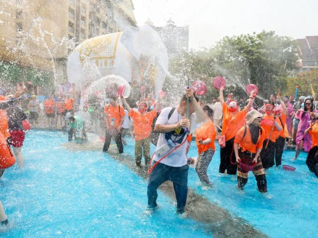 西双版纳开启泼水节狂欢盛宴 欢庆东方狂欢节