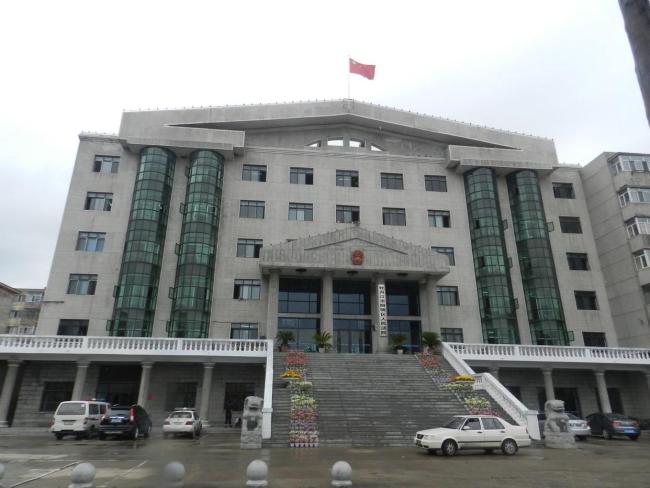 女子跳楼被男友拽5分钟后坠亡 悲剧引发法律责任讨论