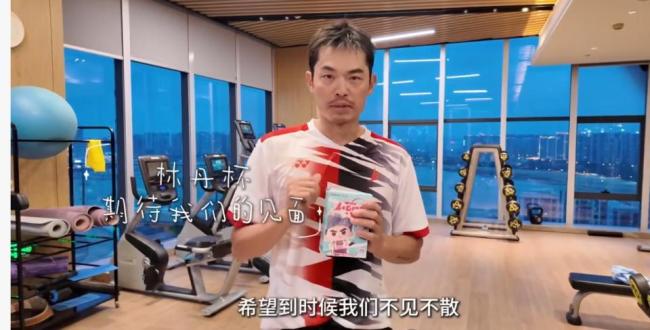 烧伤男孩苦练羽毛球想要成为林丹 不屈意志感动林丹