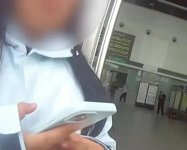 亲人离世女孩买错票崩溃大哭