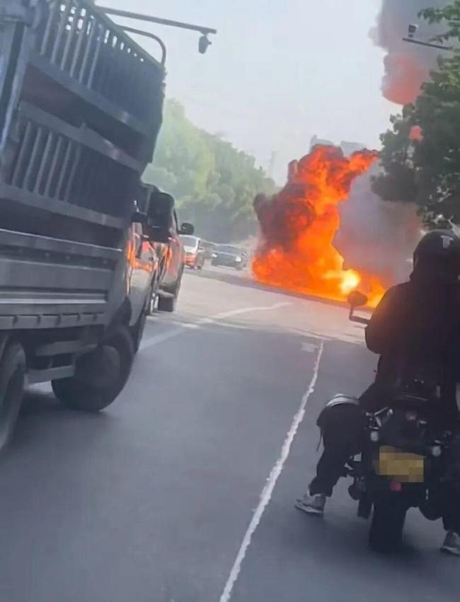 湖北宜昌一车辆爆燃 消防回应