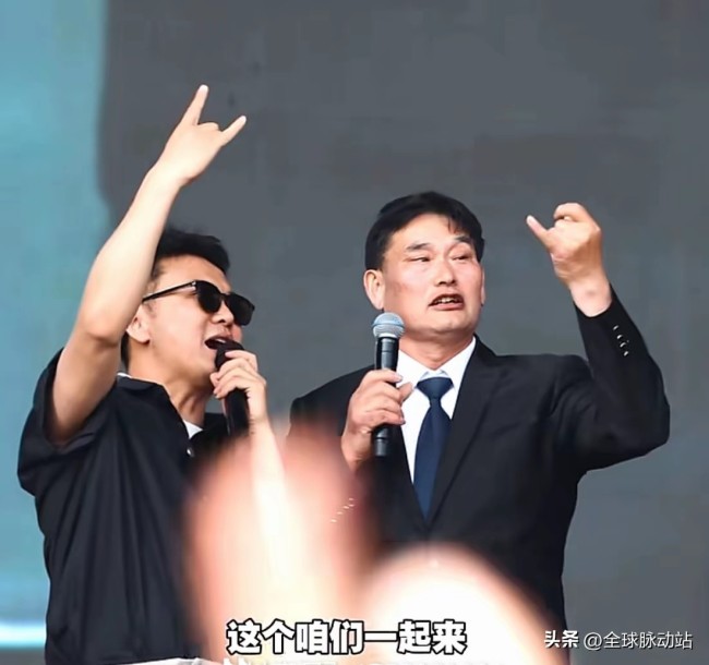 大衣哥与贰佰跨界演唱《玫瑰》 摇滚手势引关注