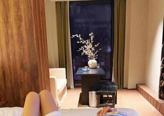 酒店回访电话 竟导致女子离婚？隐私曝光引争议