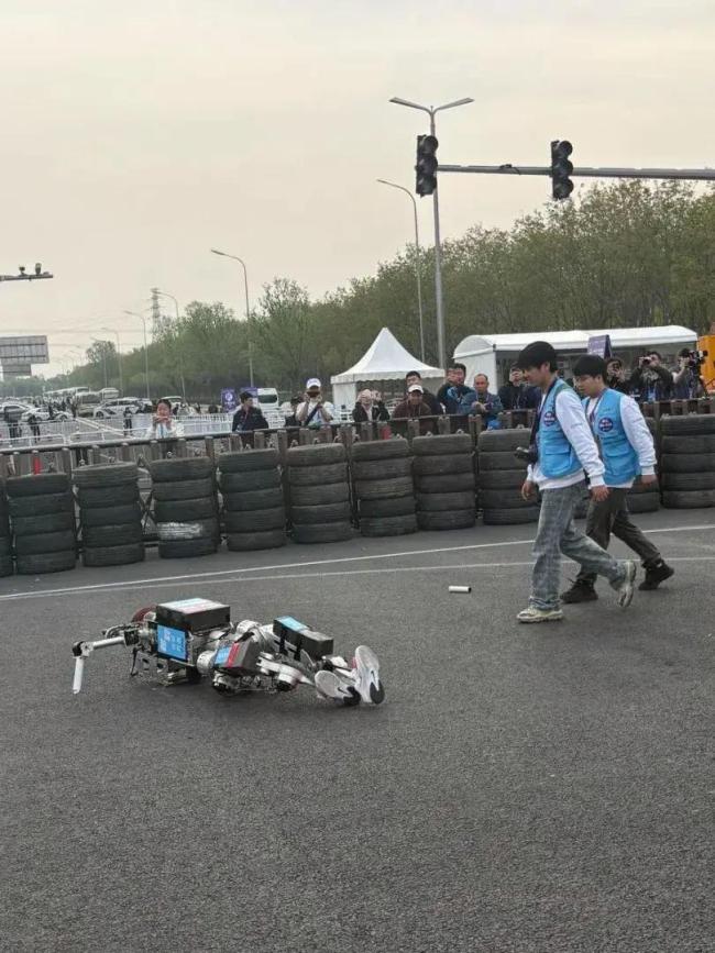 机器人刚跑出300米被抬上救护车 首个弯道意外摔倒