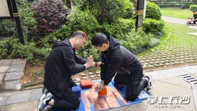 胸外按压仪有哪些男子“摆摊”免费教急救知识 守护生命信念_https://www.jmylbn.com_新闻资讯_第2张