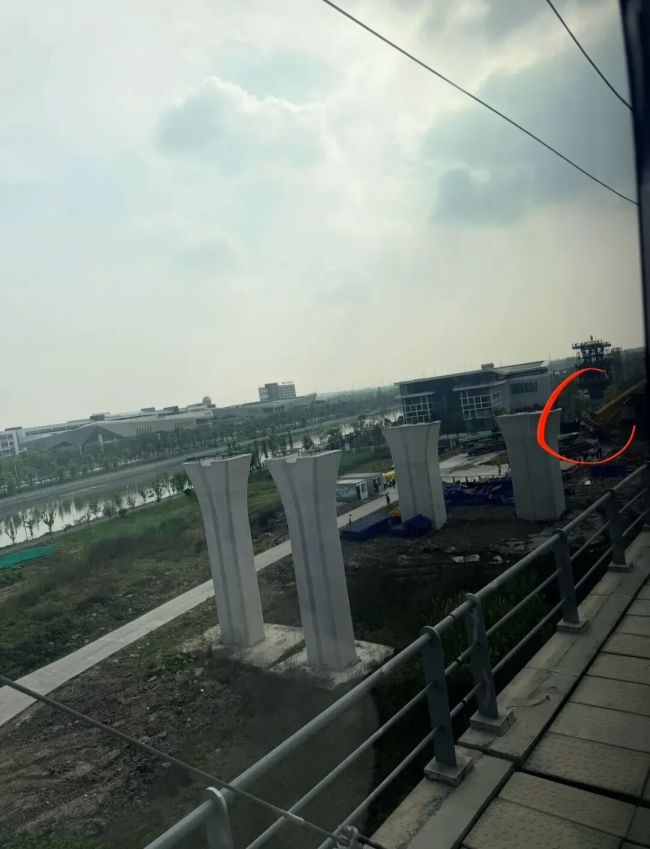 吊车险触铁路接触网 多趟列车晚点 施工事故致线路故障