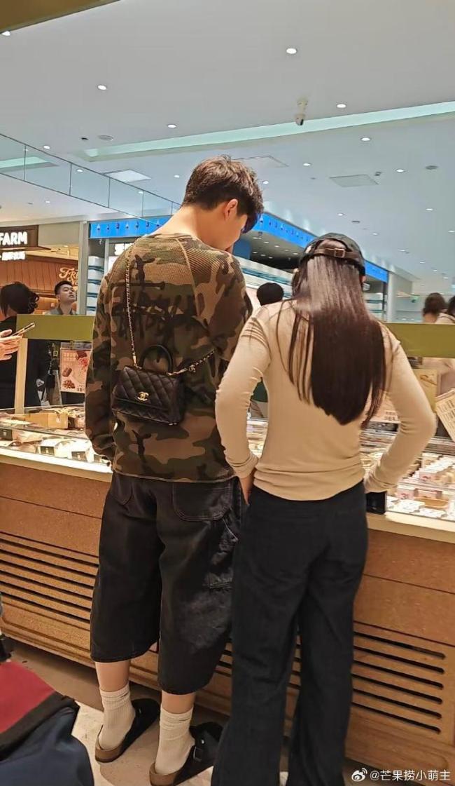 沙溢大儿子和女生逛街