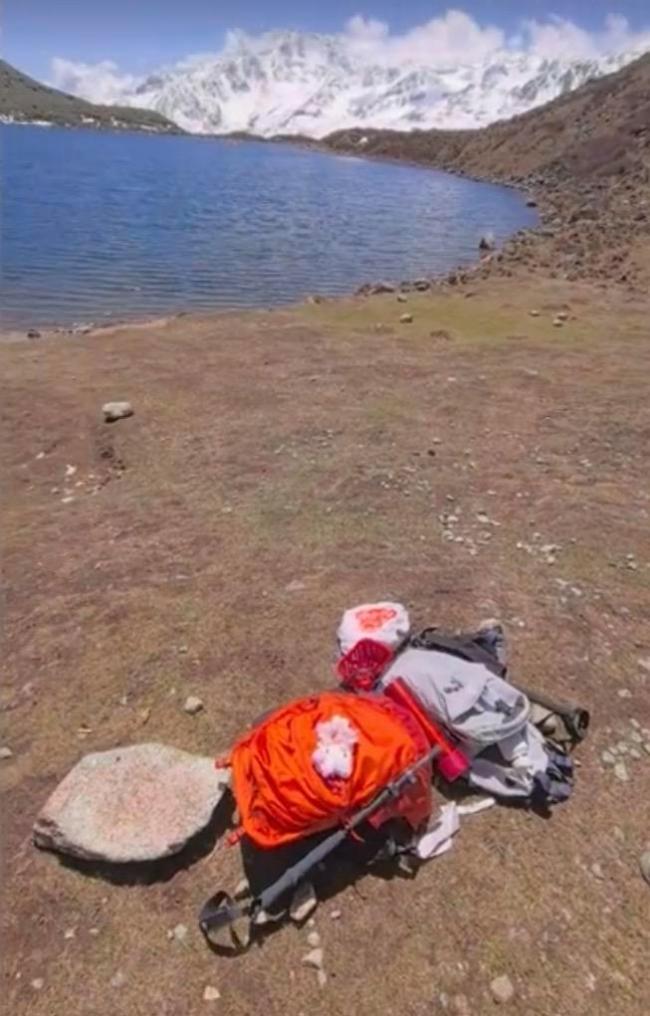 野马海子出现两无主背包 警方回应