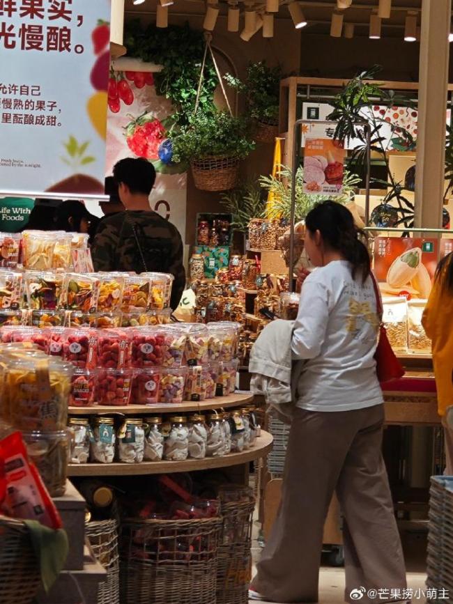 沙溢大儿子和女生逛街 暖男绅士风度拉满