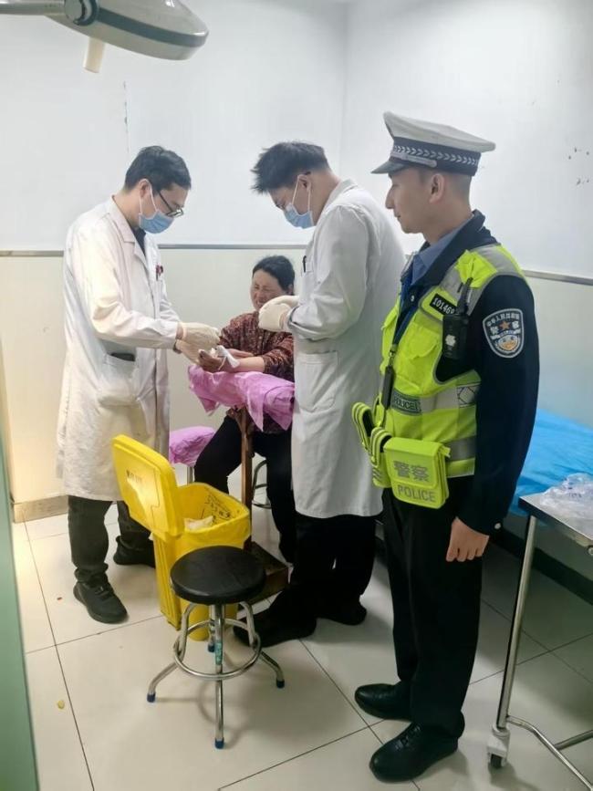 交警护送断指聋哑群众就医 紧急救援赢得宝贵时间