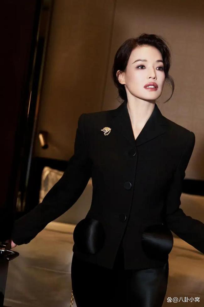 洪金宝梁家辉惠英红亮相金像奖红毯 影坛巨星共绘璀璨之夜