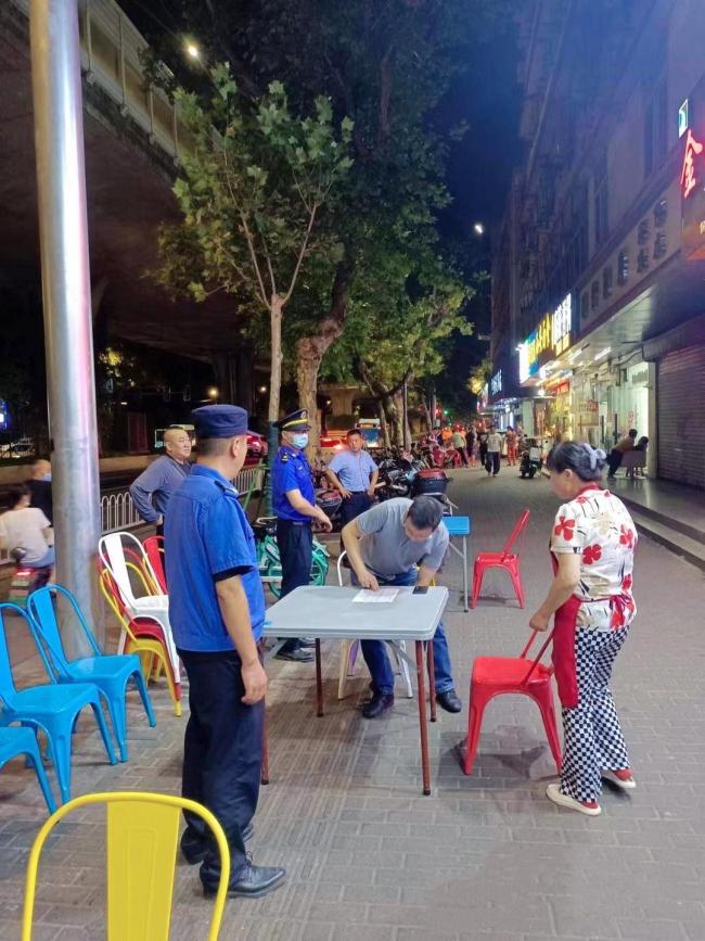 城管执法时卖菜老太倒地身亡 占道经营与执法冲突引热议