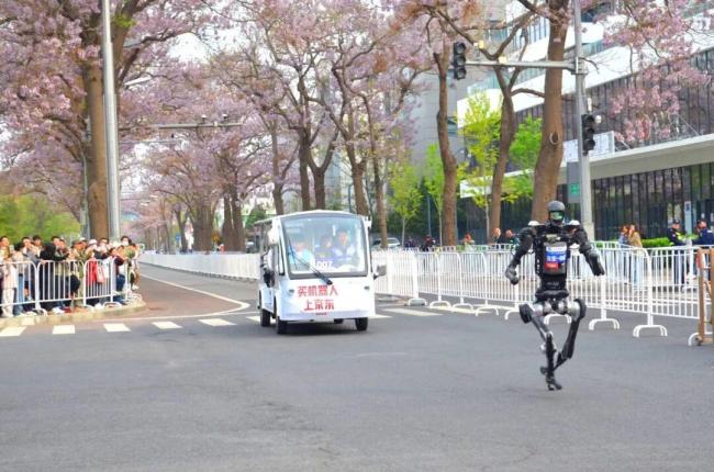 这么厉害的机器人会彻底超越人类吗 马拉松赛场见证奇迹