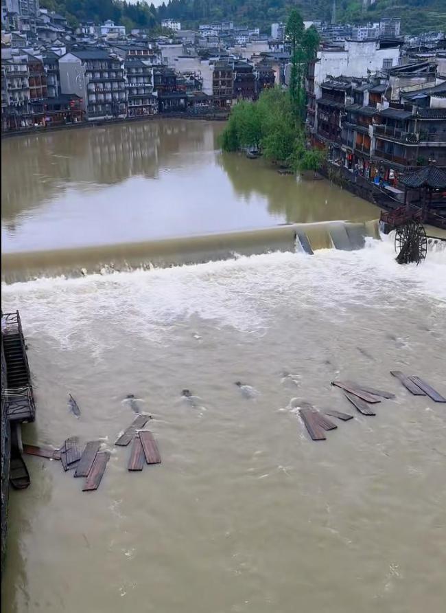桂林山水甲天下石碑被淹 暴雨致多地景区受影响