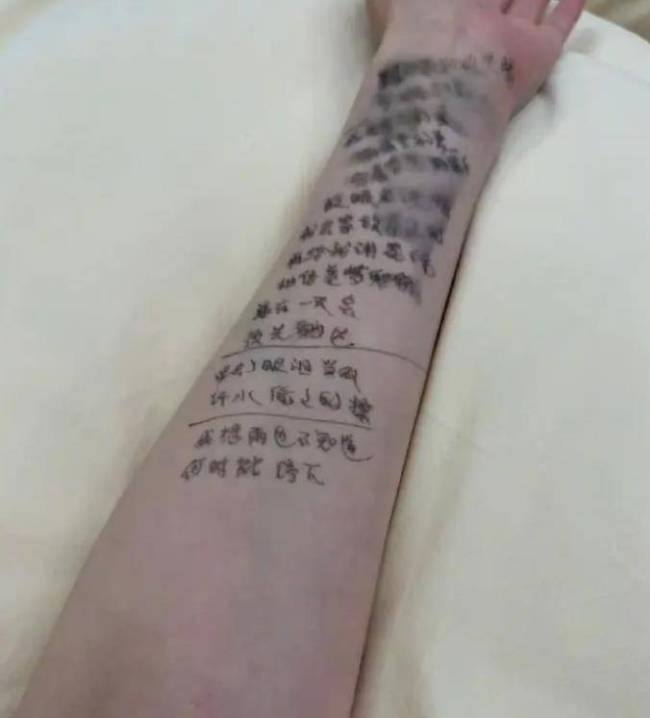 李小冉说我50了根本记不住 跑调风波背后的坦诚与挑战