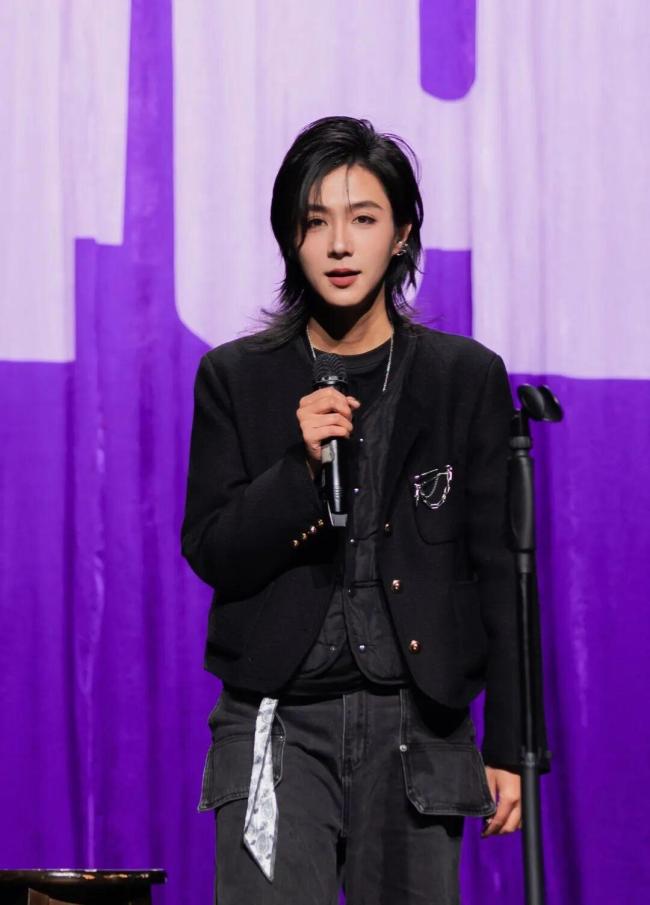 前女警自曝泼水节曾被泼热水 不文明行为引关注