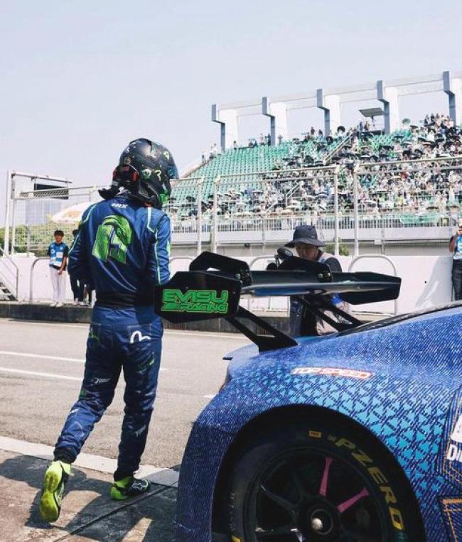 张臻东感谢王一博助力赛车圈 热度飙升带动行业活力