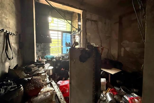 一对老夫妇3年里烧掉2套房 杂物堆积惹祸
