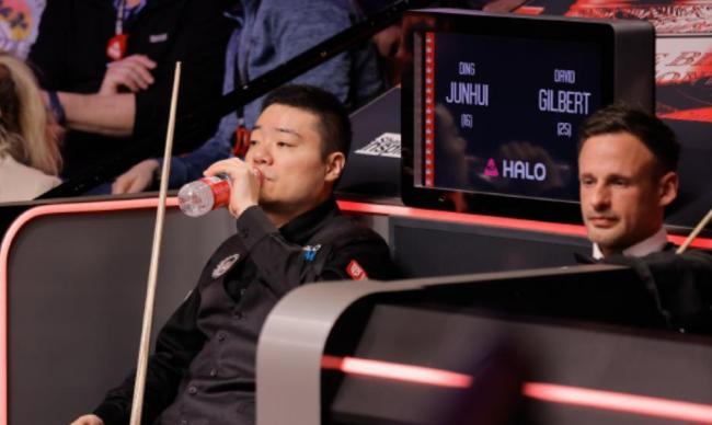 连打带防，表现陌生！丁俊晖回归顶级状态 首阶段7-2领先吉尔伯特 王者归来碾压胜利