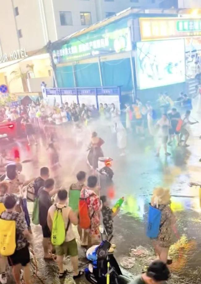 当地谈泼水节2女子被“围攻”