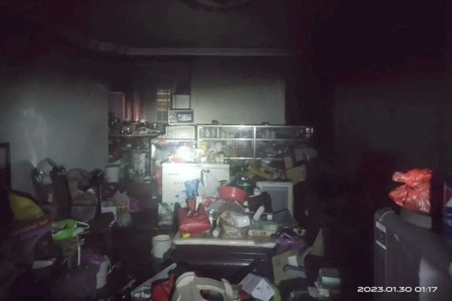 老夫妻因家里堆杂物3年烧了2套房 杂物堆积隐患大