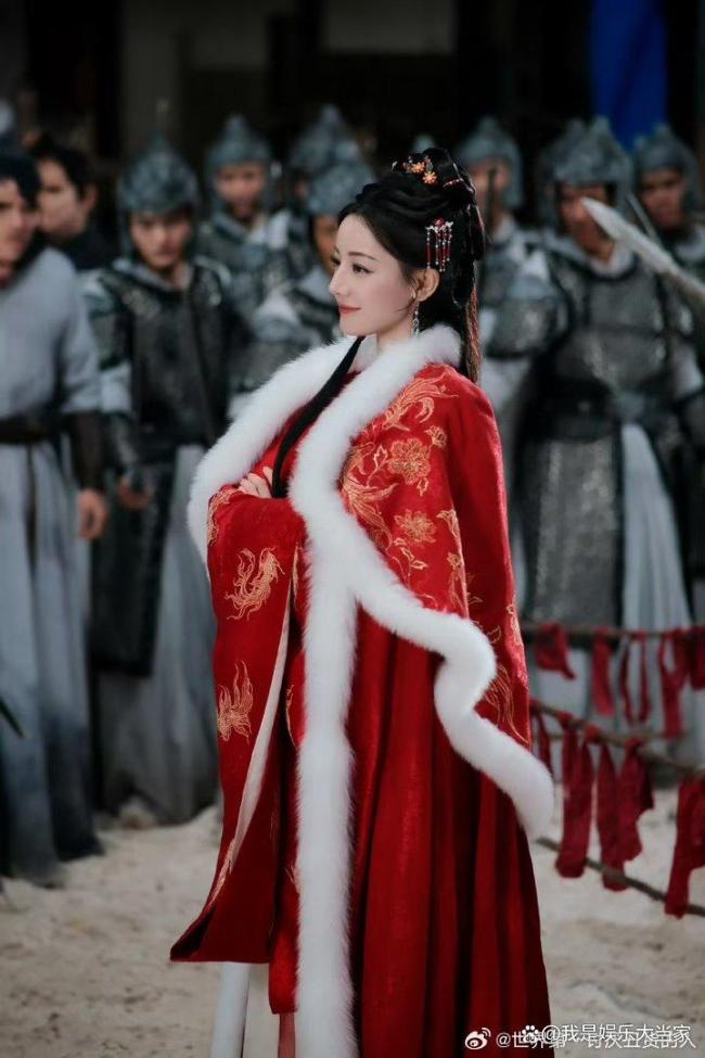 迪丽热巴刘耀文大屏 视觉美学与综艺期待