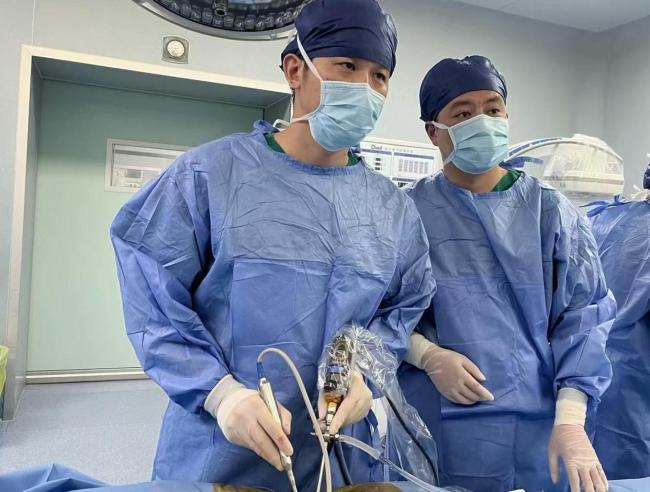 男子举个哑铃脊柱骨折 不良习惯致骨脆如蛋壳
