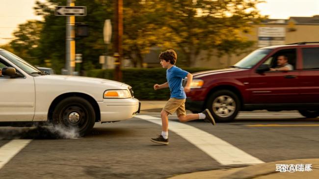 男孩飞奔横穿马路造成事故