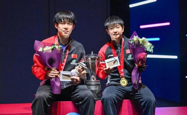 孙颖莎左腿淤肿 王楚钦与教练同款扣手 乒乓双星再创辉煌