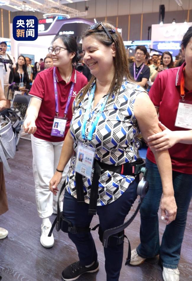 中国机器人帮外国友人重新站立行走
