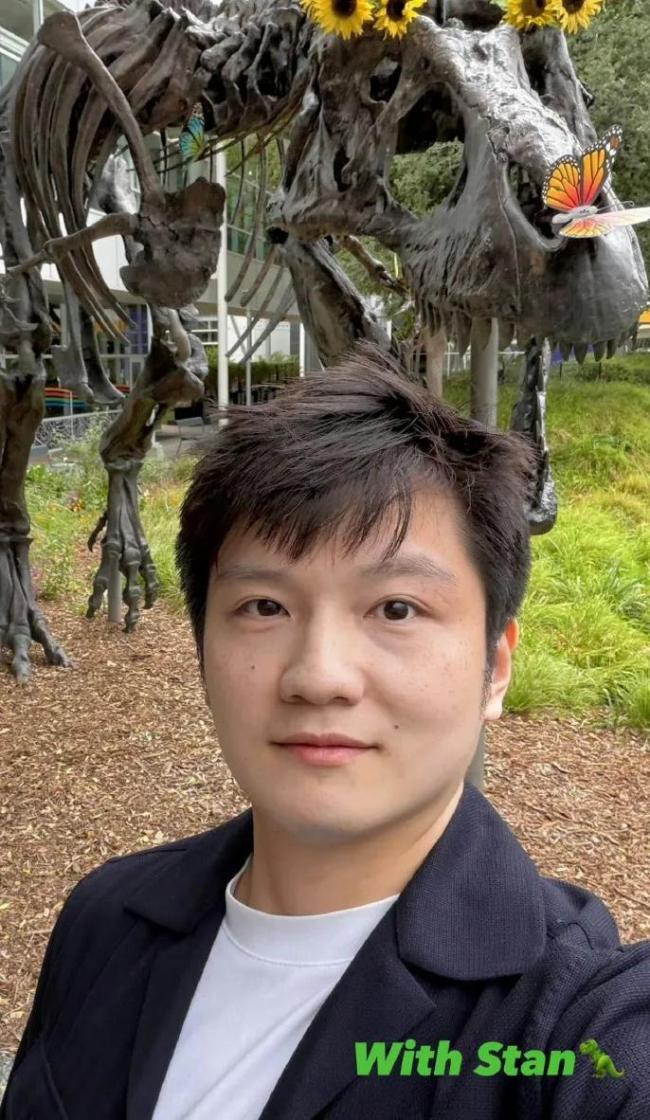 樊振东与黄仁勋打乒乓球 科技巨头间的乓球友谊对决