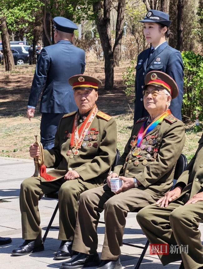 烈士遗骸抵达陵园 志愿军老兵起立致敬 欢迎战友回家