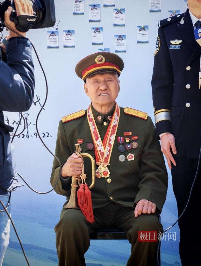 烈士遗骸抵达陵园 志愿军老兵起立致敬 欢迎战友回家