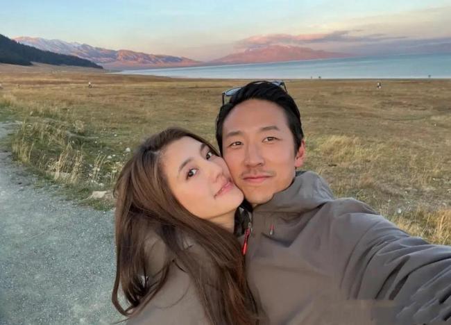 吴千语晒照抱婴儿喂奶 温馨画面引猜测