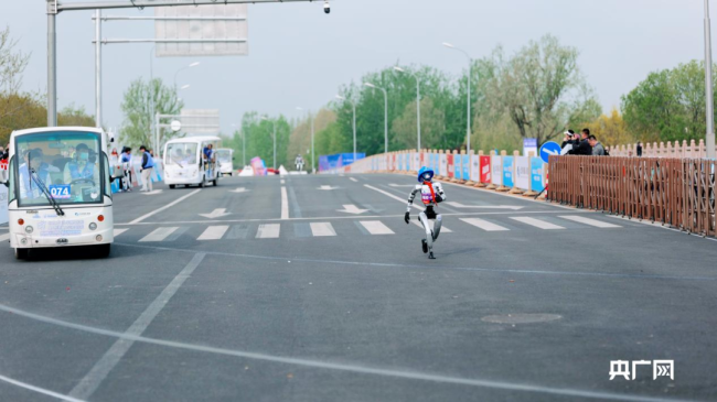 人形机器人马拉松比赛碾压人类 技术突破肉眼可见