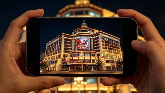 西藏拉萨满城灯火致敬志愿军英烈 山河共盼英雄回家