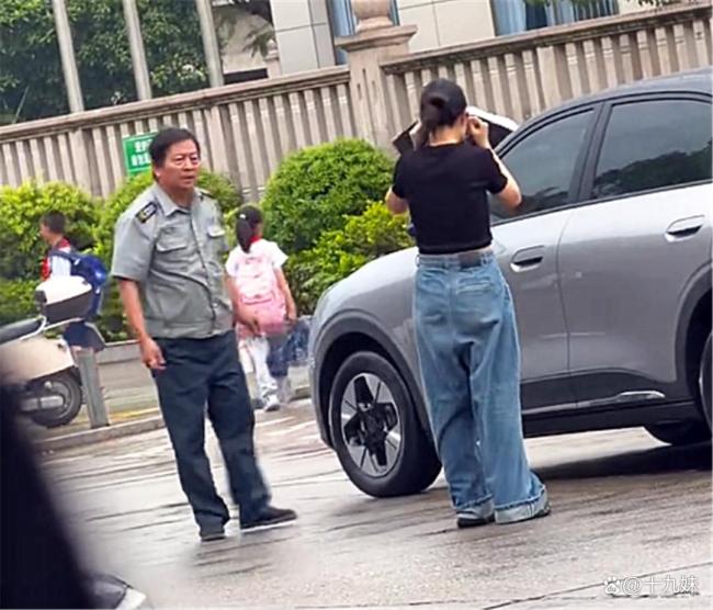 女子脚踹保安后被反手扇一耳光 冲突现场引发热议