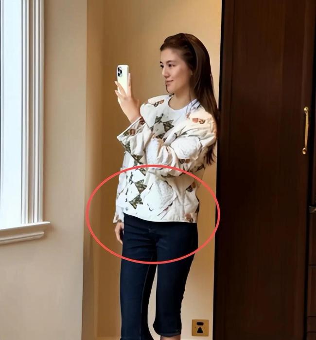 吴千语晒照抱婴儿喂奶 温馨画面引猜测