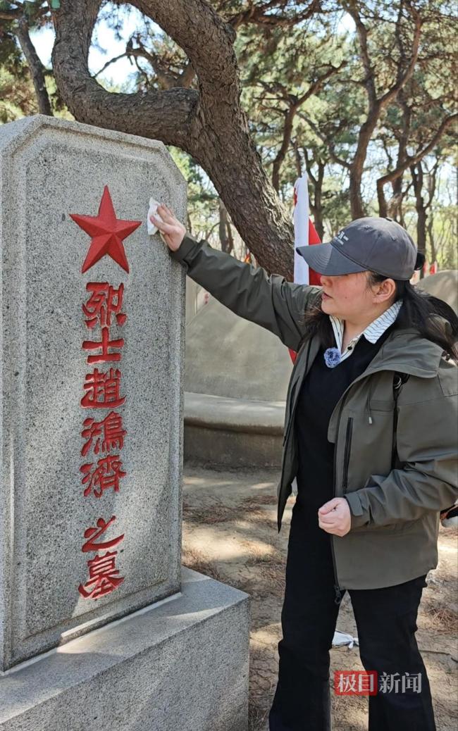 女子带祖国五地泥土迎接烈士遗骸归国 致敬英雄魂归故里