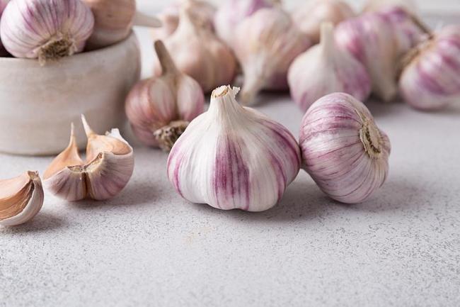 美政客称中国可能在大蒜里植入芯片 美国政客太“装蒜”