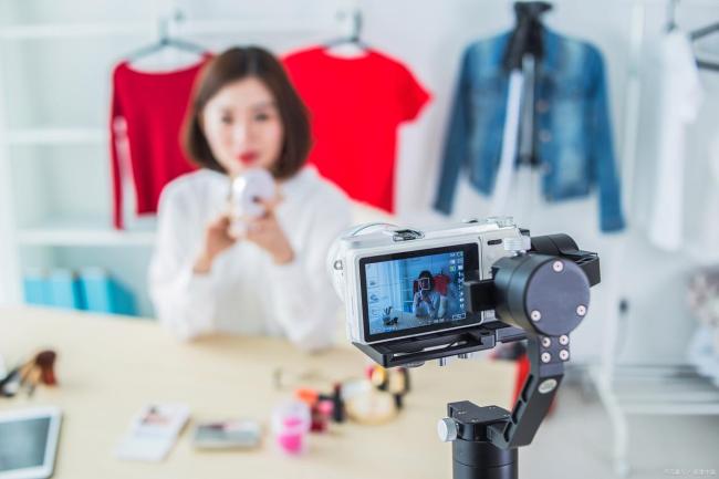 打赏案女孩与主播聊天记录像本书