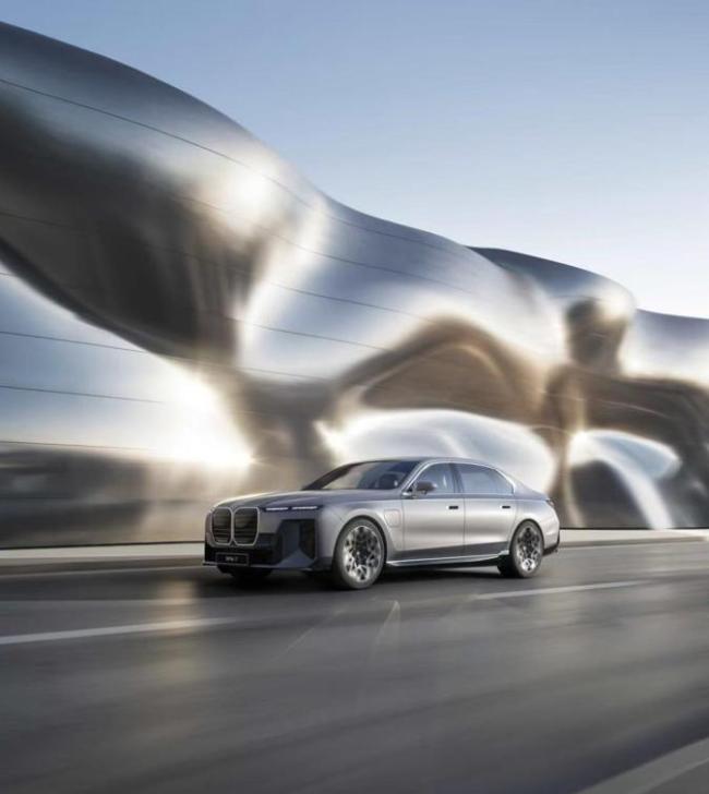 两款长轴距版宝马新世代车型首发 电动智能新篇章