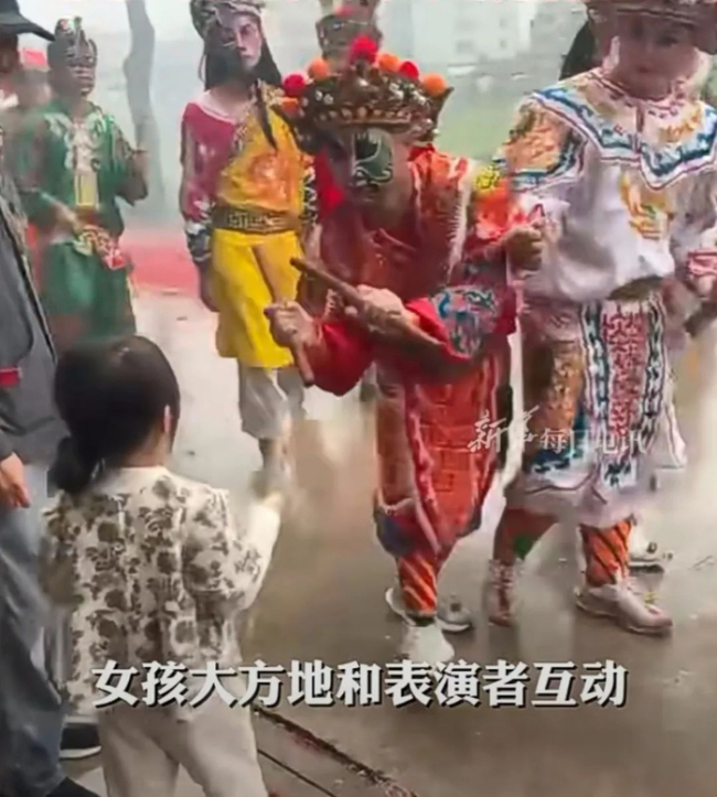 英歌舞小女孩与官兵齐跳“中华战舞”：又猛又萌引爆网络